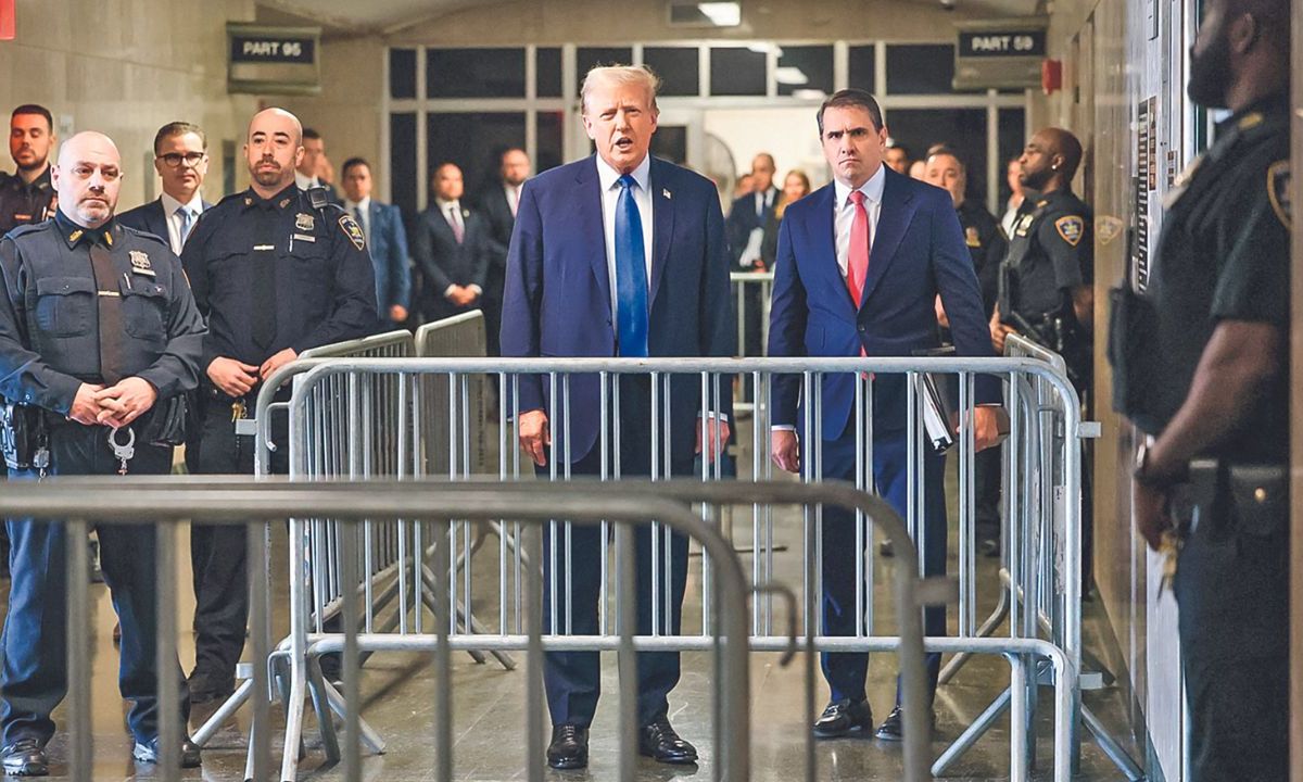 CONFERENCIA. El candidato republicano a la Presidencia, Donald Trump, llegó ayer nuevamente al Tribunal Penal de Manhattan, para asistir a su histórico juicio en Nueva York.
