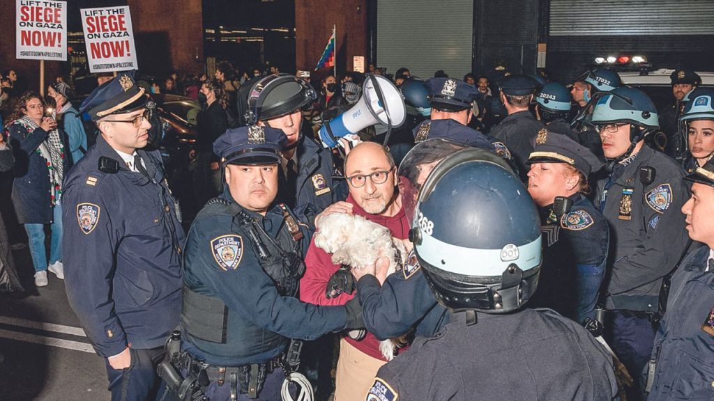 La Policía confirmó ayer que 133 personas fueron detenidas tras una manifestación de estudiantes propalestinos en la Universidad de Nueva York
