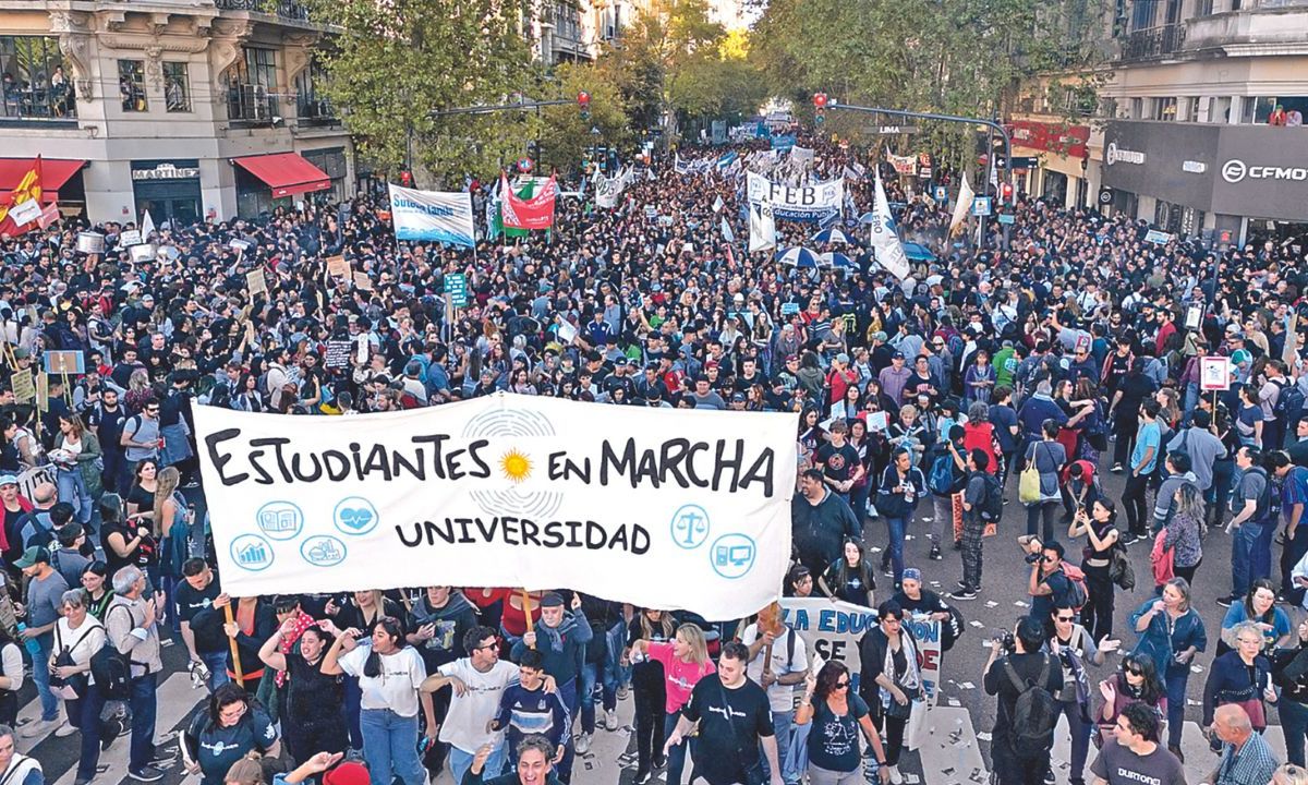 RECHAZO. Cientos de miles de manifestantes se movilizaron ayer en contra del ajuste al presupuesto de las escuelas de educación pública superior en Buenos Aires, mientras la Policía fue desplegada en la marcha.