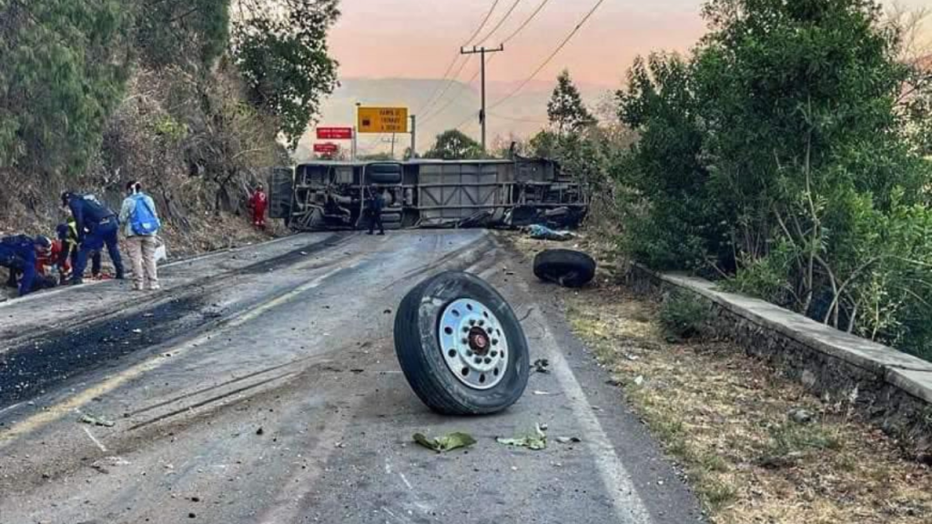 Fatal accidente en carretera de Malinalco deja 14 muertos. Noticias en tiempo real