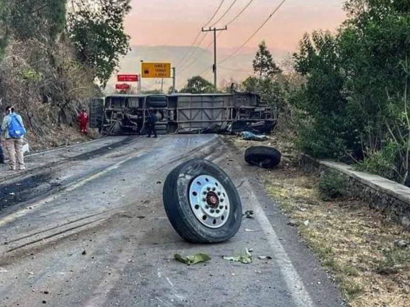 Fatal accidente en carretera de Malinalco deja 14 muertos