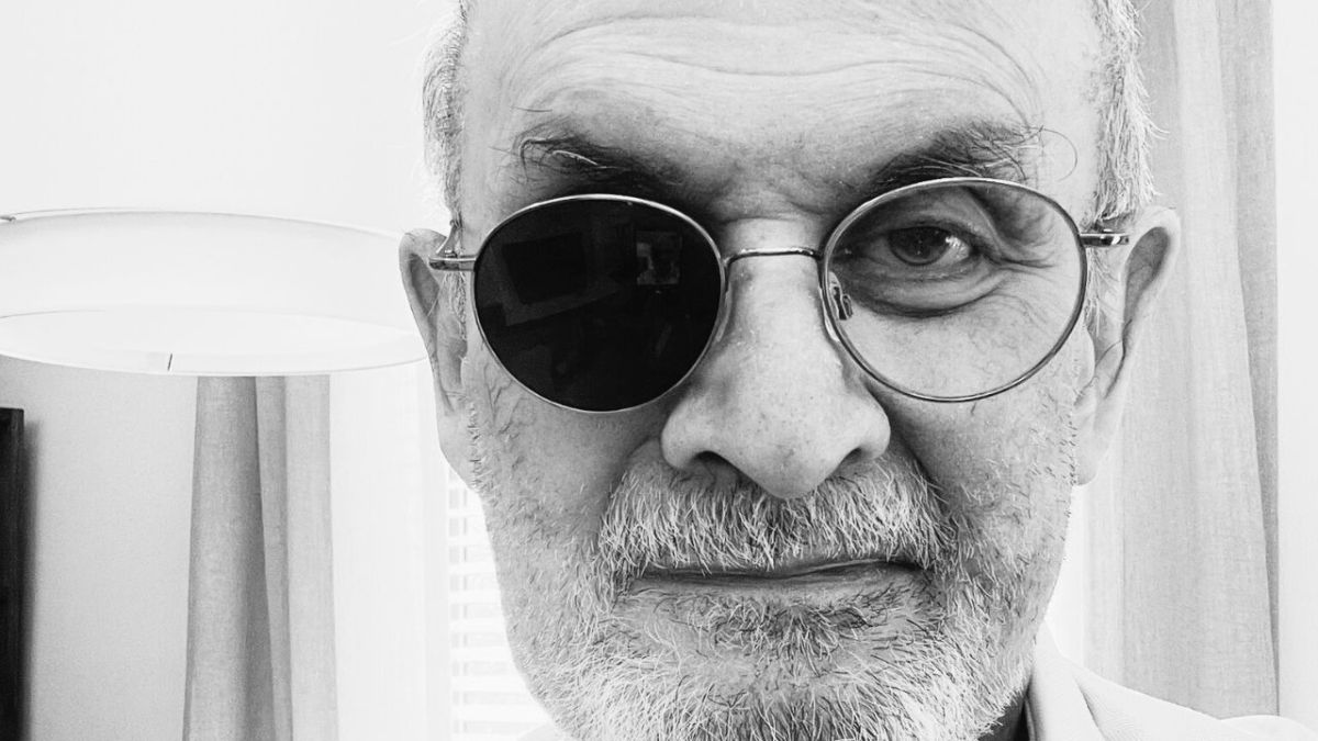 A casi 55 años de distancia de la fatwa y luego de sobrevivir a un ataque en 2022, Salman Rushdie narra cómo fue vivir ese suceso.