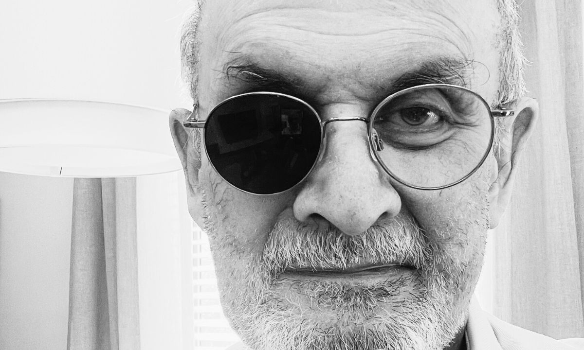 A casi 55 años de distancia de la fatwa y luego de sobrevivir a un ataque en 2022, Salman Rushdie narra cómo fue vivir ese suceso.