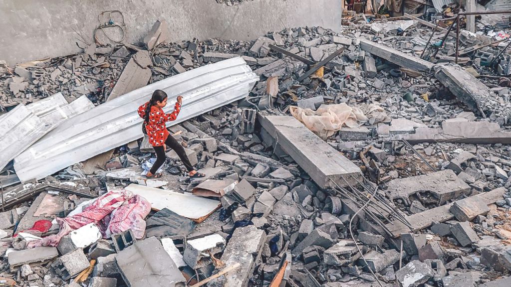 BOMBARDEOS. Una niña caminaba ayer entre los escombros en Rafah, al sur de la Franja, tras los contiuos ataques israelíes.