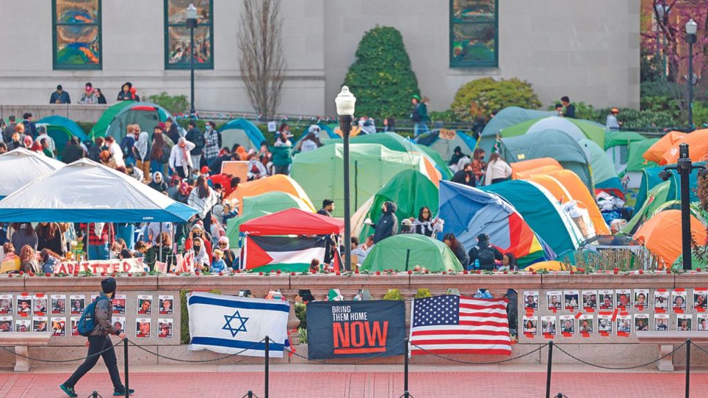 NUEVA YORK. Banderas y retratos de rehenes israelíes fueron colocados frente al campamento propalestino en la Universidad de Columbia.