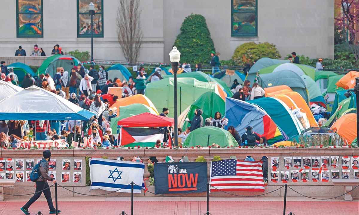 NUEVA YORK. Banderas y retratos de rehenes israelíes fueron colocados frente al campamento propalestino en la Universidad de Columbia.