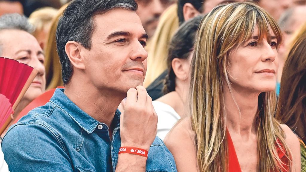 UNIDOS. Pedro Sánchez y su esposa Begoña Gómez, en un mitin de cierre de campaña en Getafe, el 21 de julio de 2023.