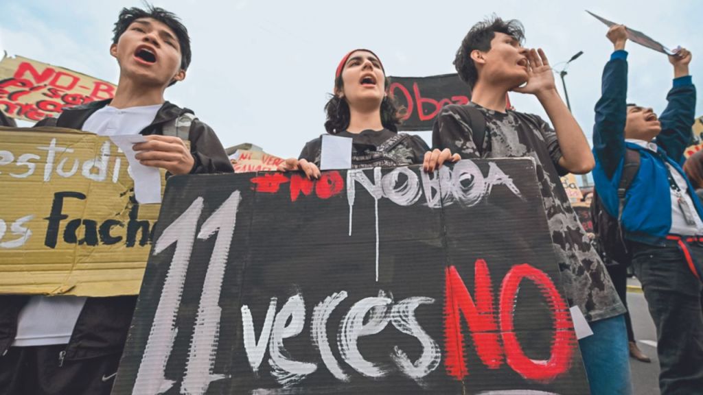 Estudiantes universitarios participaron ayer en una manifestación en las calles de la capital, en contra del gobierno del presidente ecuatoriano Daniel Noboa y el referéndum del próximo domingo en Quito