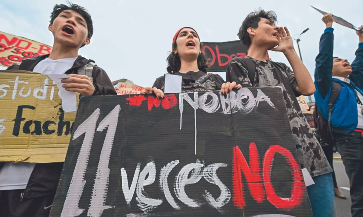 Estudiantes universitarios participaron ayer en una manifestación en las calles de la capital, en contra del gobierno del presidente ecuatoriano Daniel Noboa y el referéndum del próximo domingo en Quito