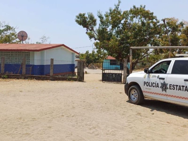 Comando irrumpe en 3 escuelas de Coyuca; atracan a maestros