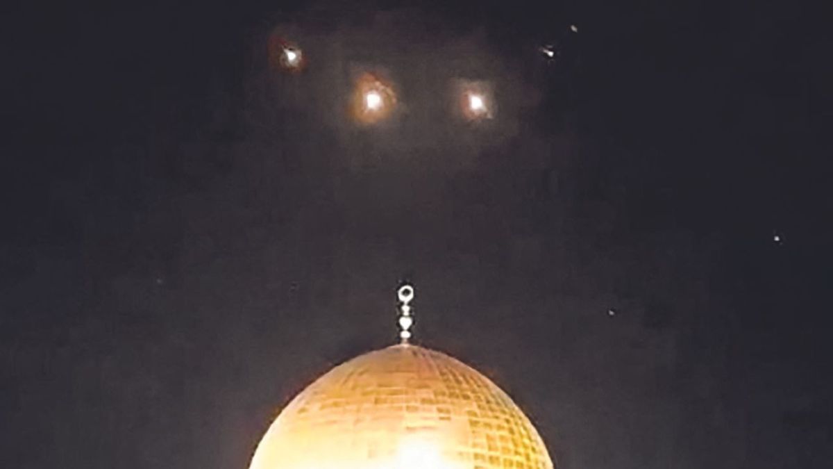BOMBARDEO. Los cohetes se observaron sobre la mezquita de Al Aqsa en Jerusalén.