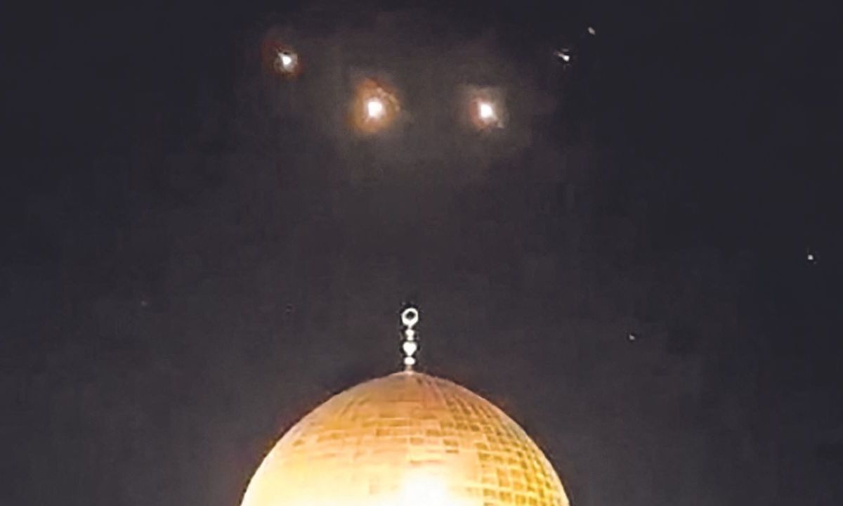 BOMBARDEO. Los cohetes se observaron sobre la mezquita de Al Aqsa en Jerusalén.