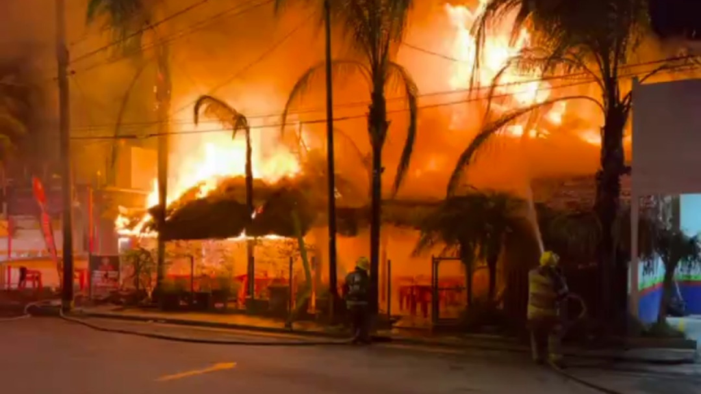 Aficionados de rayados incendian restaurante