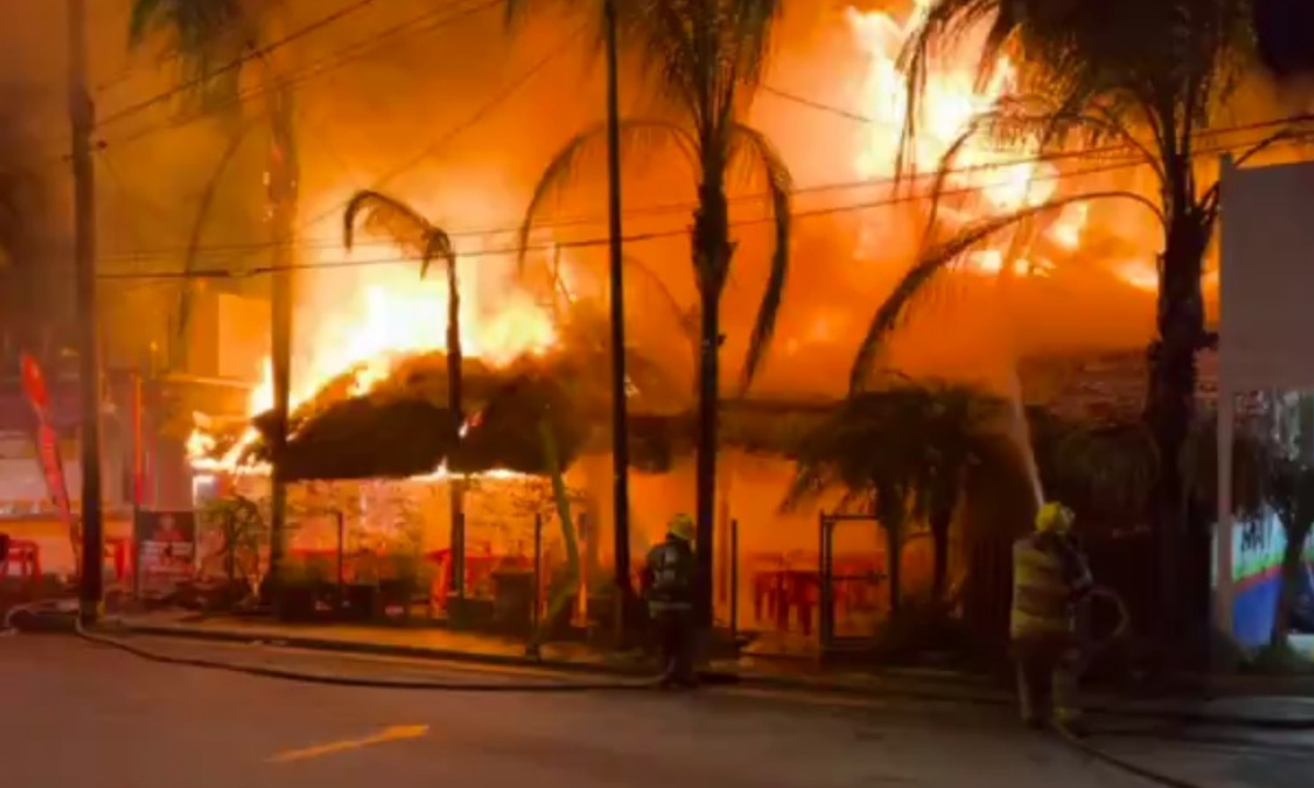 Aficionados de rayados incendian restaurante