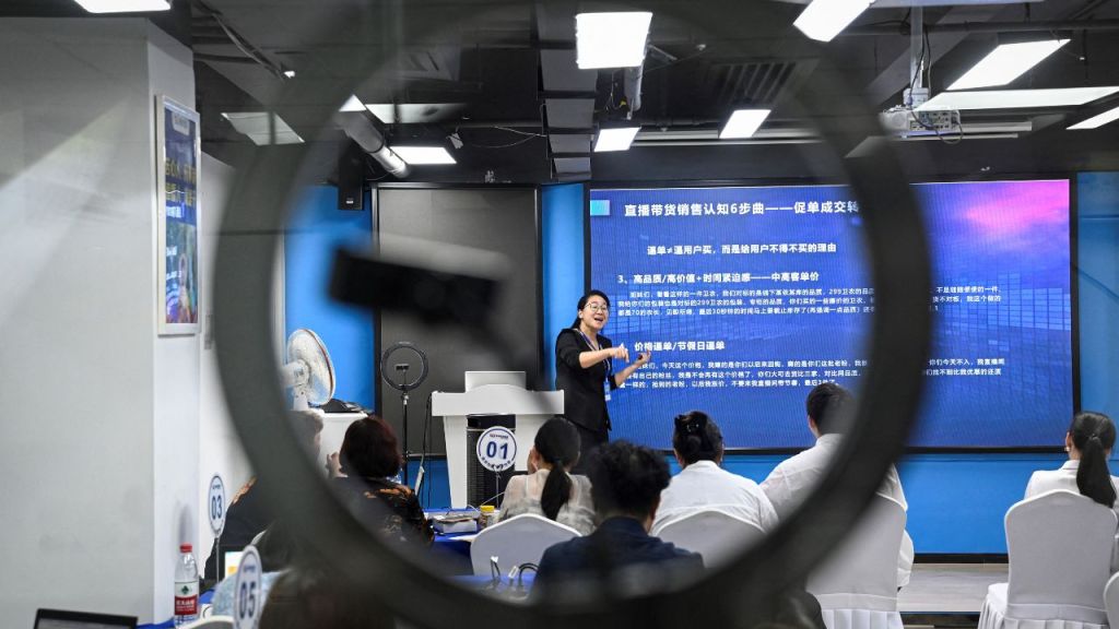 Furor en China por cursos para vender en red TikTok. Noticias en tiempo real