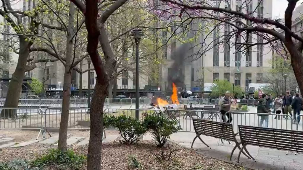 Afueras de la corte donde se juzga a Trump en New York, un hombre se ha prendido fuego