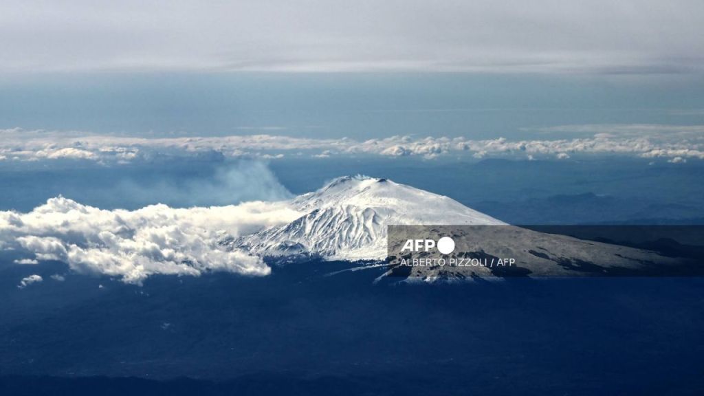 El volcán Etna de Italia lanza fascinantes anillos de gas volcánicos. Noticias en tiempo real