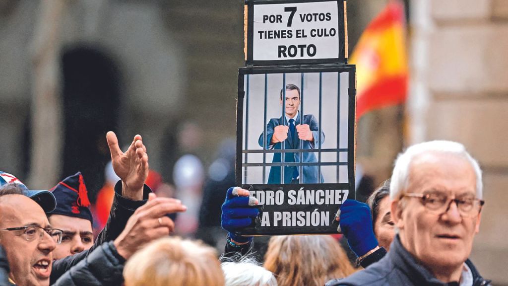PROTESTA. Manifestantes salieron este fin de semana a las calles de Madrid, cerca de la sede del Partido Socialista Obrero (PSOE), para pedir que se encarcele al presidente del Gobierno, Pedro Sánchez.