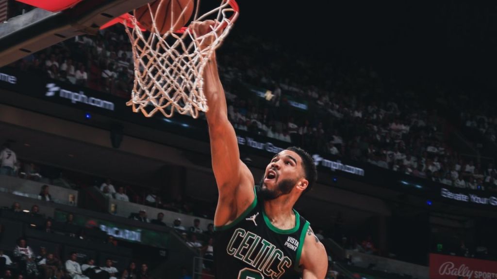 Los Celtics de Boston se colocaron a una victoria de superar esta primera fase de postemporada, al derrotar 88-102 al Heat de Miami