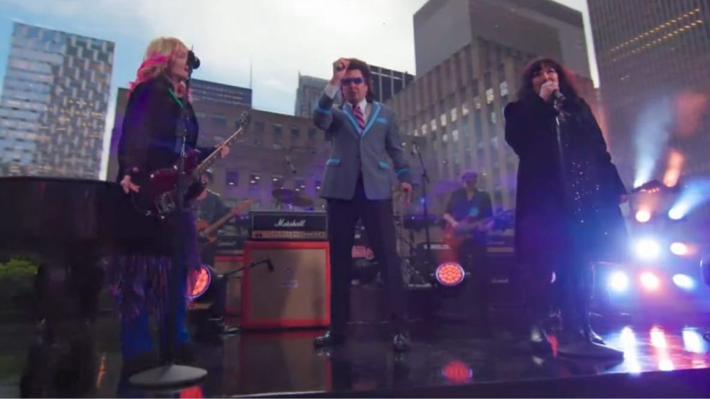 El presentador de Tv, Jimmy Fallon y la banda estadounidense, 'Heart' interpretaron 'Total Eclipse of the Heart' durante el eclipse solar