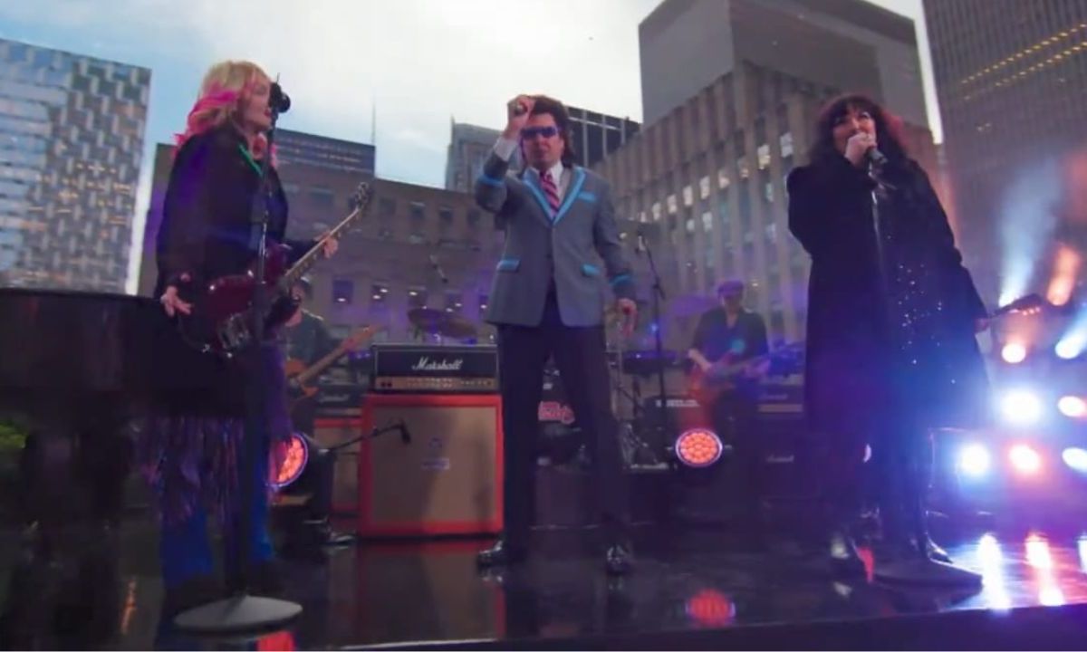 El presentador de Tv, Jimmy Fallon y la banda estadounidense, 'Heart' interpretaron 'Total Eclipse of the Heart' durante el eclipse solar