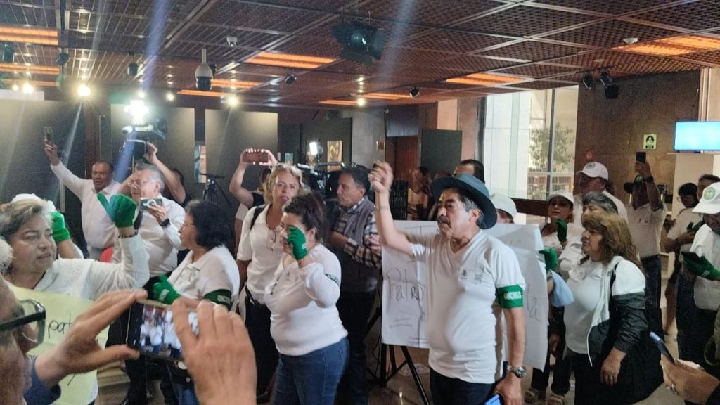 Protestan en San Lázaro jubilados del IMSS; exigen pago de ahorros