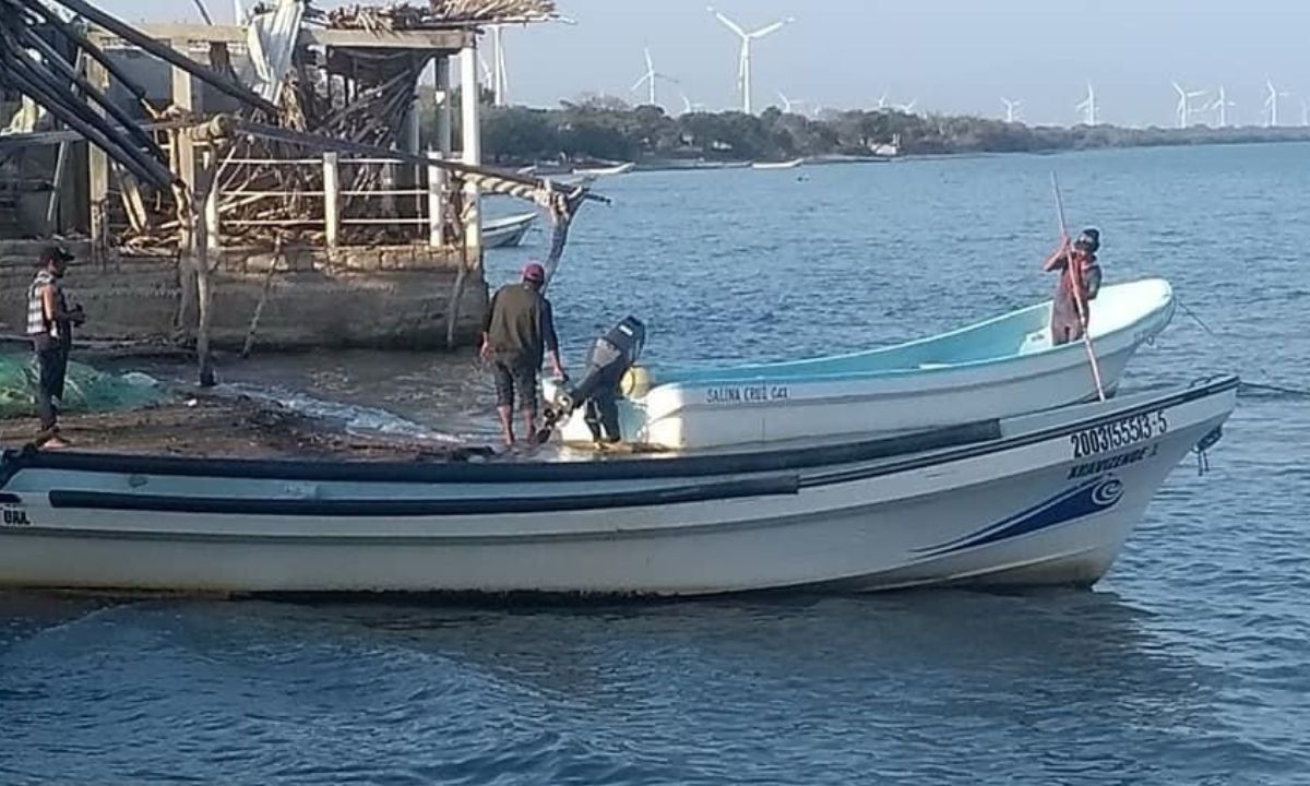 Dos pescadores perdieron la vida y uno sobrevivió tras la volcadura de su lancha en Playa Vicente