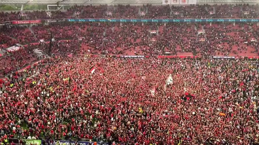 Fans del Leverkusen rinden homenaje a Xabi Alonso