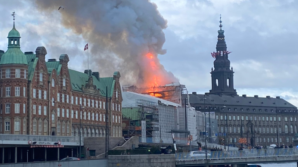 Incendio arrasa con edificio histórico de la Bolsa de Copenhague. Noticias en tiempo real