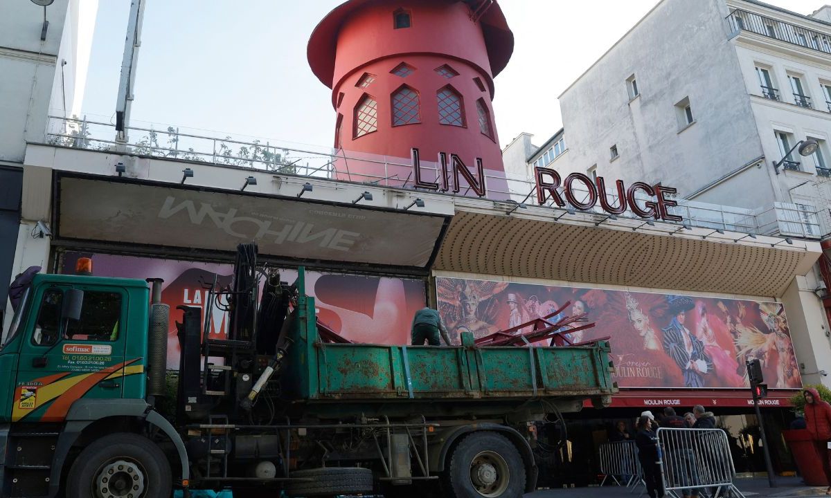 El cabaret parisino del Moulin Rouge perdió sus aspas, y las letras M, O y U de su nombre