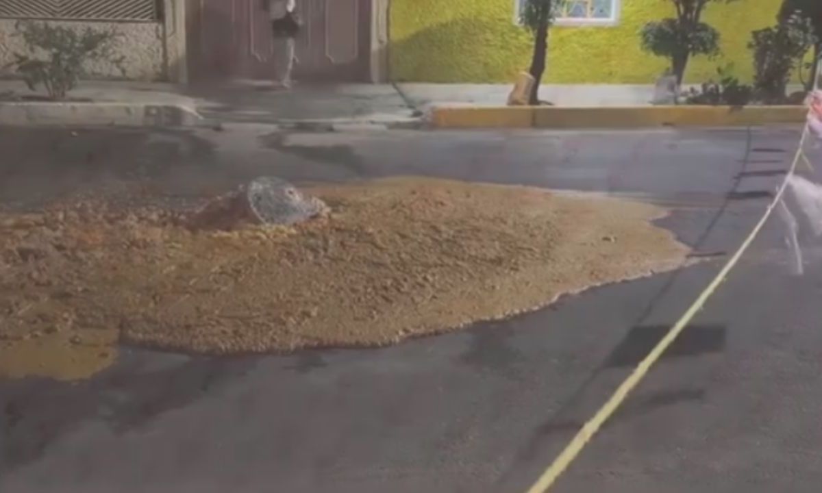 Vecinos postearon un video de cómo brotan los restos de las coladeras