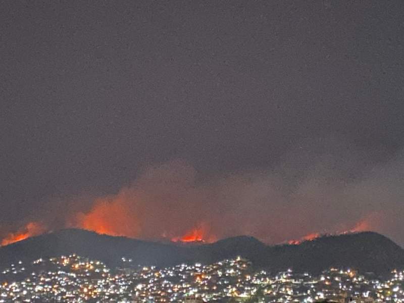 Alerta en Acapulco por incendio  forestal; suspenden las clases