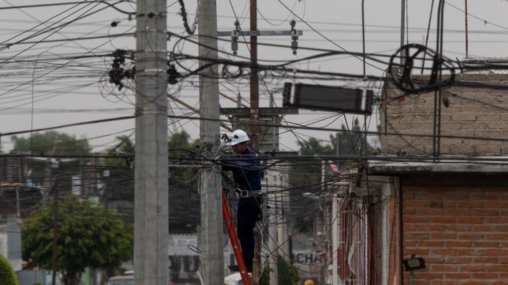 Hombre sufre descarga eléctrica en Ecatepec; lo trasladan en helicóptero al hospital. Noticias en tiempo real