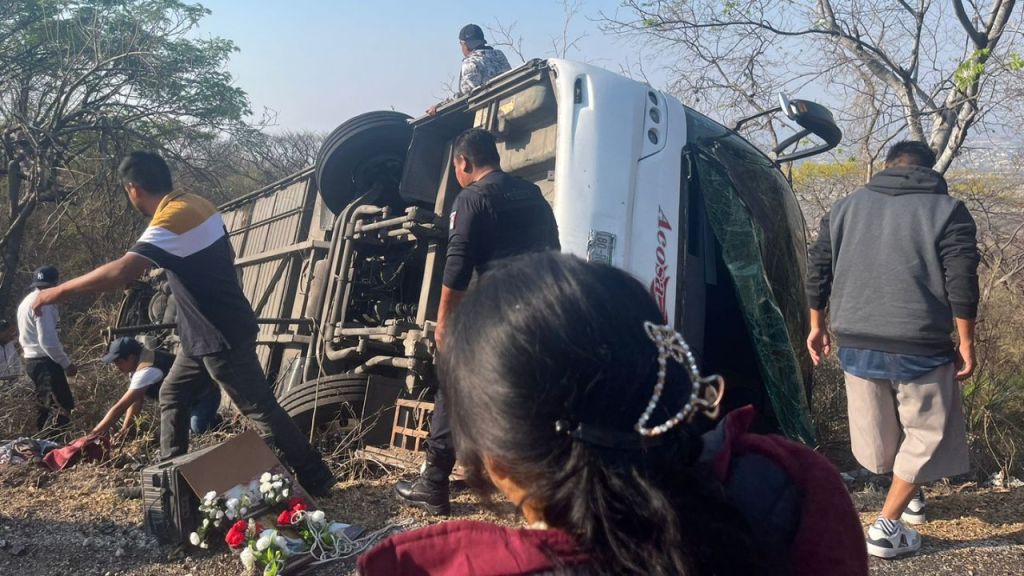 10 heridos y dos muertos deja volcadura de camión con peregrinos en Puebla