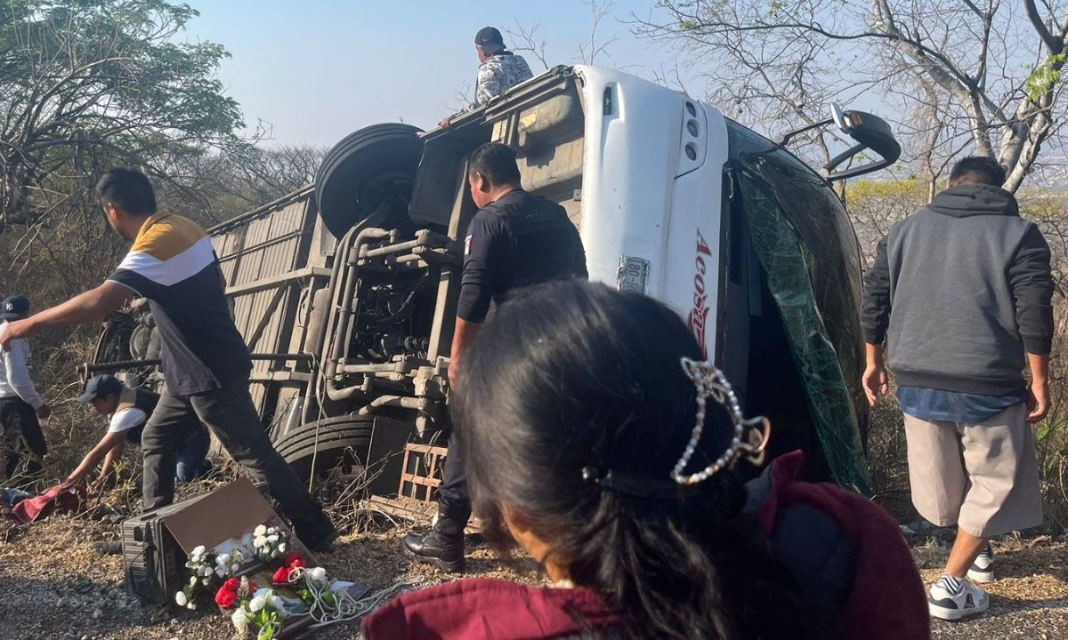 10 heridos y dos muertos deja volcadura de camión con peregrinos en Puebla