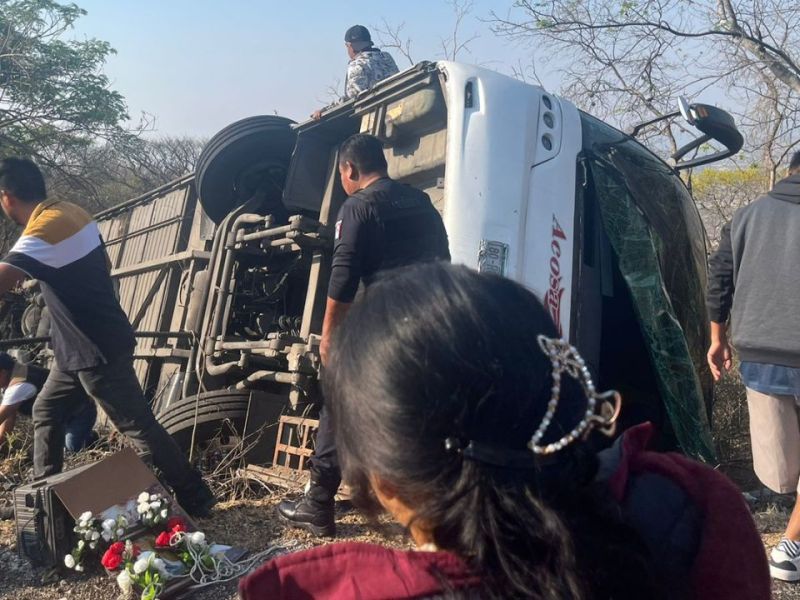 Volcadura de camión con peregrinos en Puebla deja dos muertos y 10 heridos
