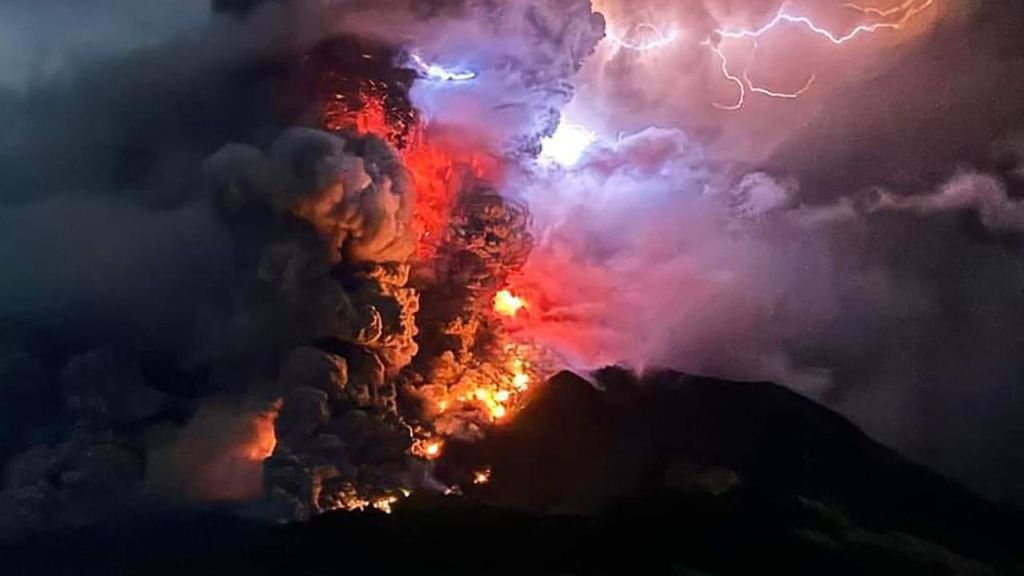 Hace erupción el volcán Ruang; cierran aeropuerto en Indonesia