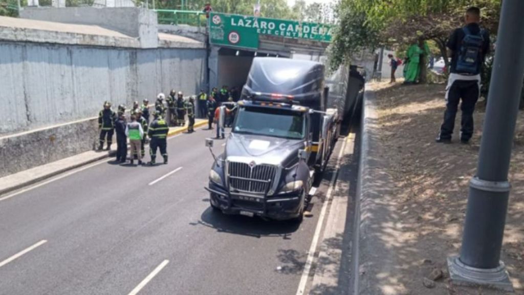 Este 20 de abril un tráiler se quedó atorado en el bajo puente del Eje Central Lázaro Cárdenas con dirección a Churubusco