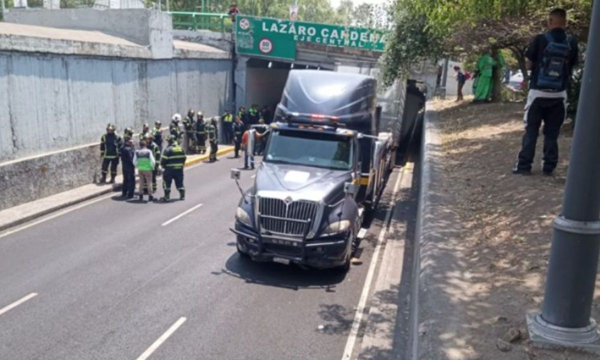 Este 20 de abril un tráiler se quedó atorado en el bajo puente del Eje Central Lázaro Cárdenas con dirección a Churubusco