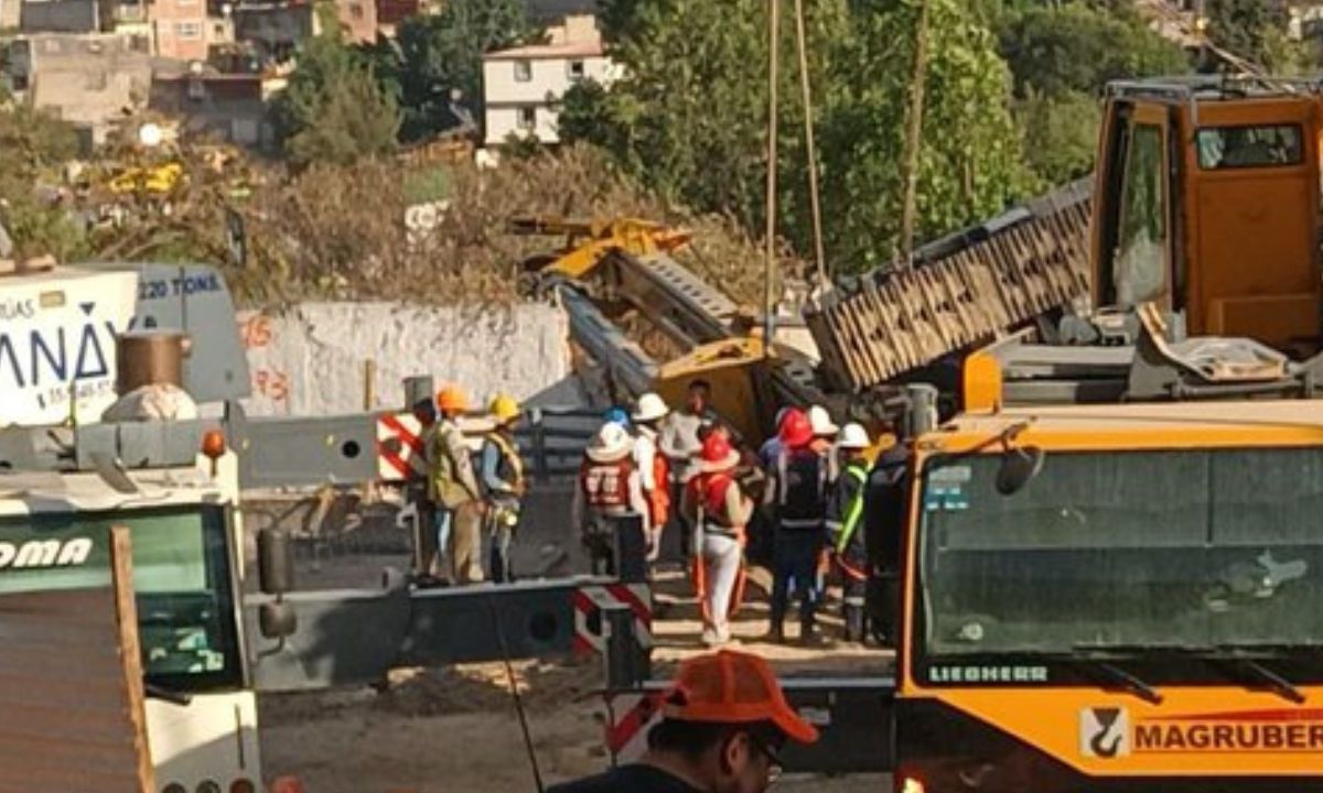 Vuelca excavadora en obras del Tren Interurbano en la zona de Observatorio