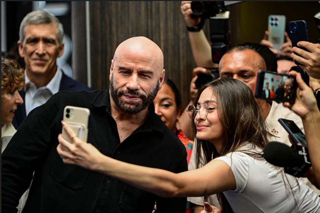 Travolta causa euforia en cierre de festival de cine en Panamá. Noticias en tiempo real