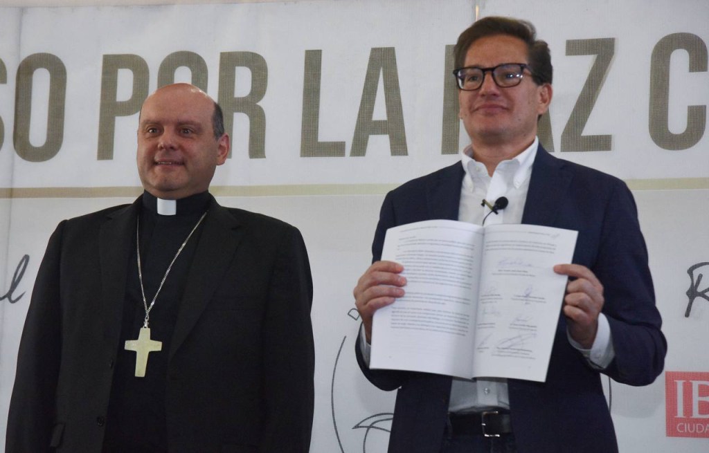 El candidato emecista a la jefatura de gobierno por la Ciudad de México, Salomón Chertorivski, acudió a la firma de los convenios de la paz.