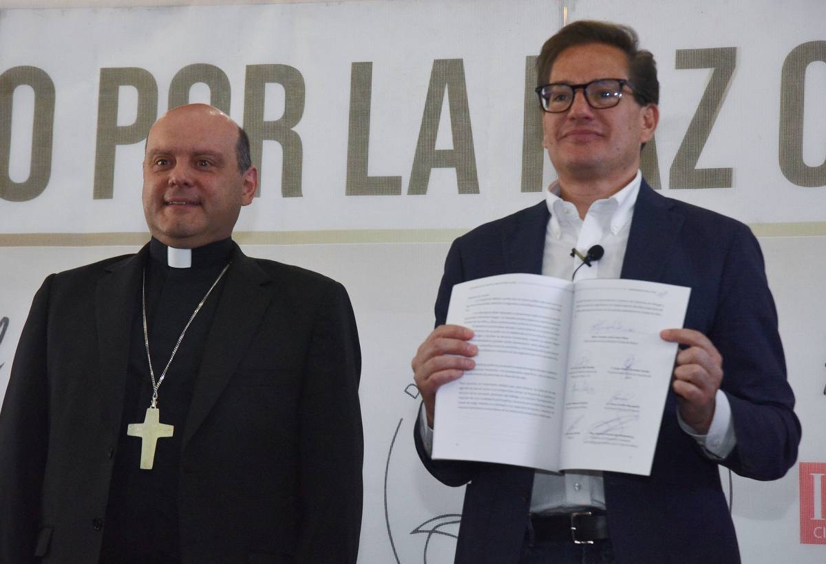 El candidato emecista a la jefatura de gobierno por la Ciudad de México, Salomón Chertorivski, acudió a la firma de los convenios de la paz.