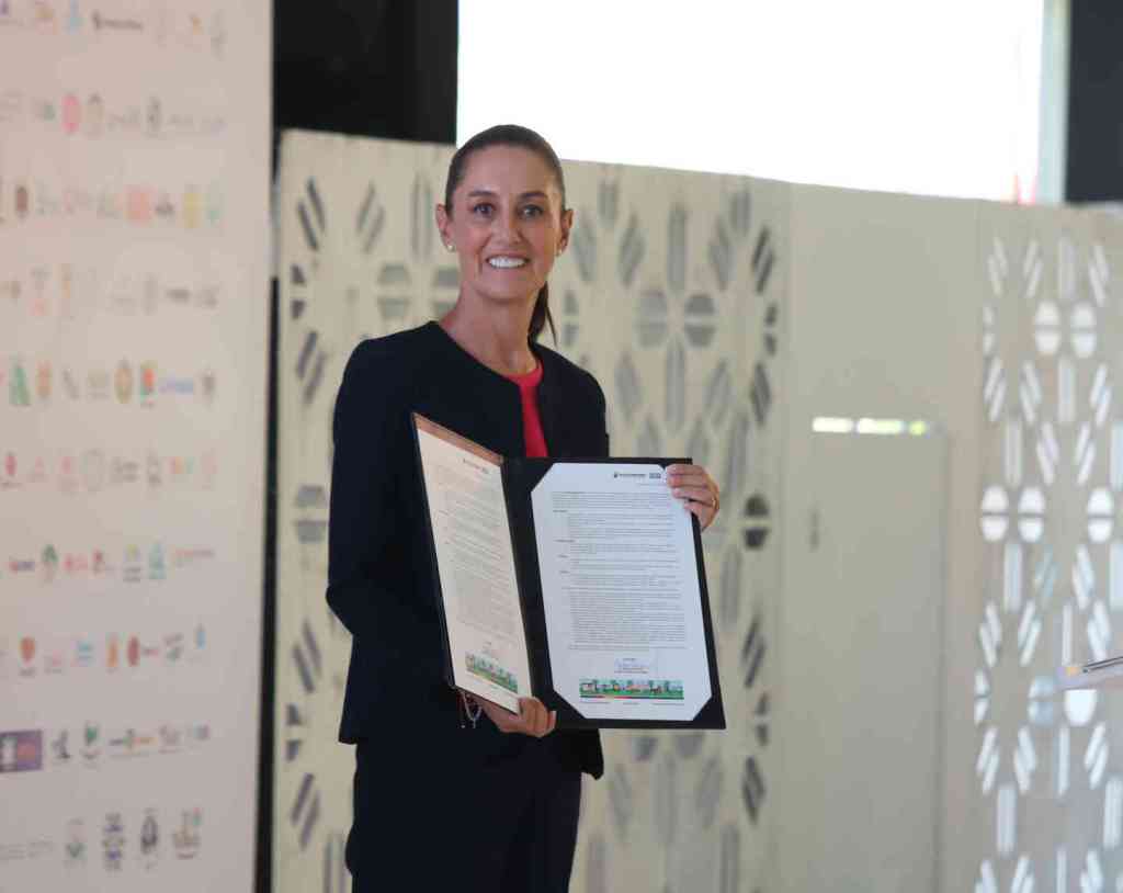 La candidata morenista a la presidencia, Claudia Sheinbaum Pardo, firmó el "Pacto por la Familia" en el Papalote Museo del Niño.