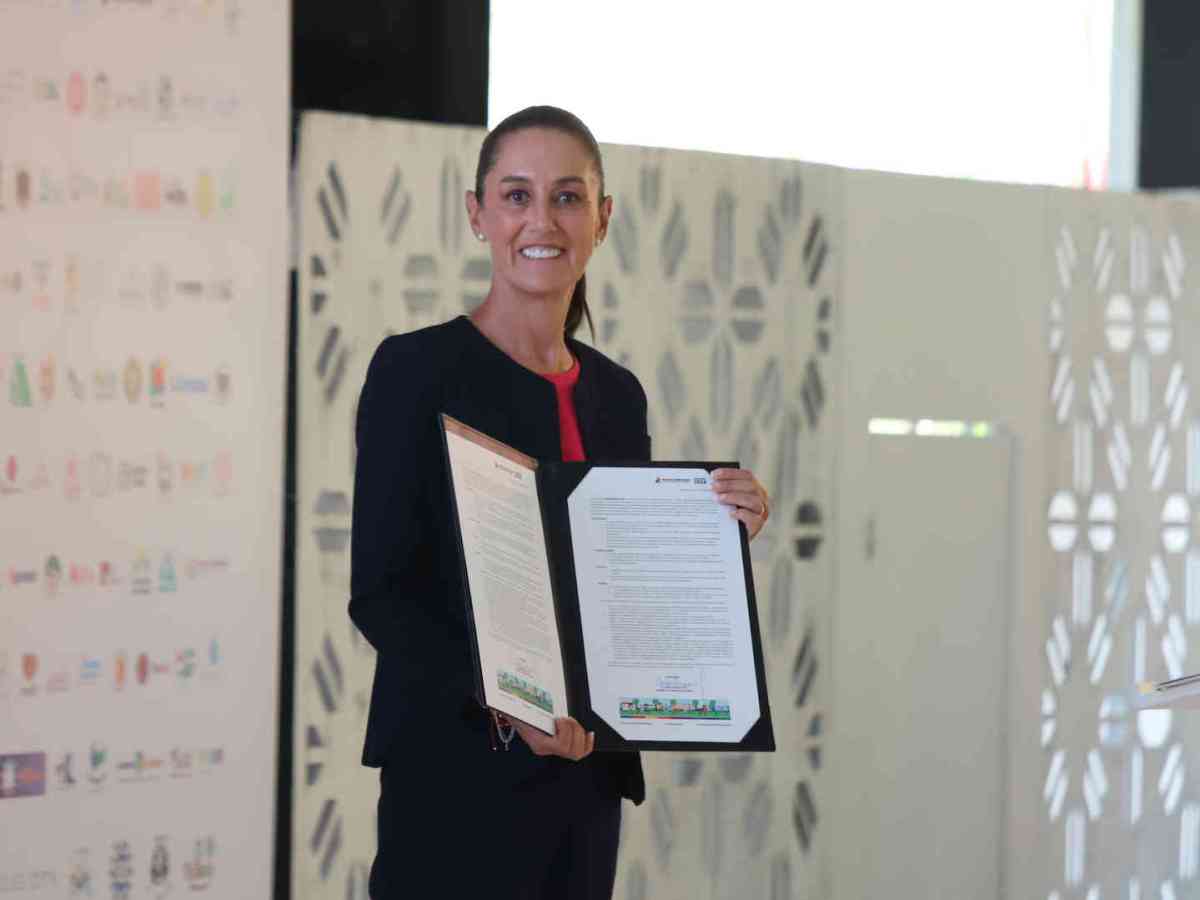 La candidata morenista a la presidencia, Claudia Sheinbaum Pardo, firmó el "Pacto por la Familia" en el Papalote Museo del Niño.