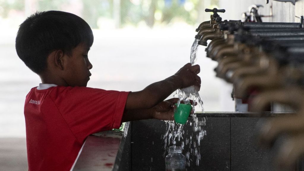 Vecinos de diversas zonas de la capital, que concentra a la mitad de los 5.1 millones de habitantes de Costa Rica, sufren cortes programados en el suministro de agua potable.