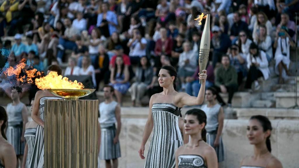 ¡Va rumbo a París! Grecia entrega llama olímpica a organizadores franceses. Noticias en tiempo real