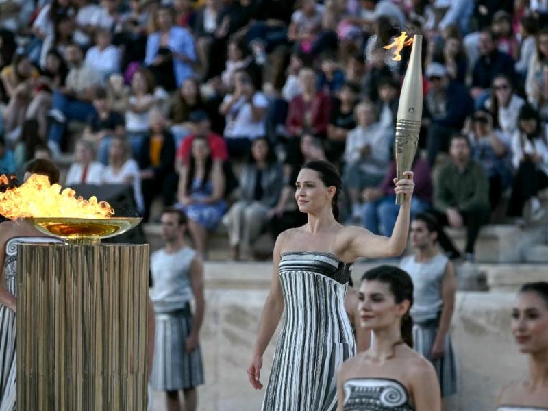 ¡Va rumbo a París! Grecia entrega llama olímpica a organizadores franceses