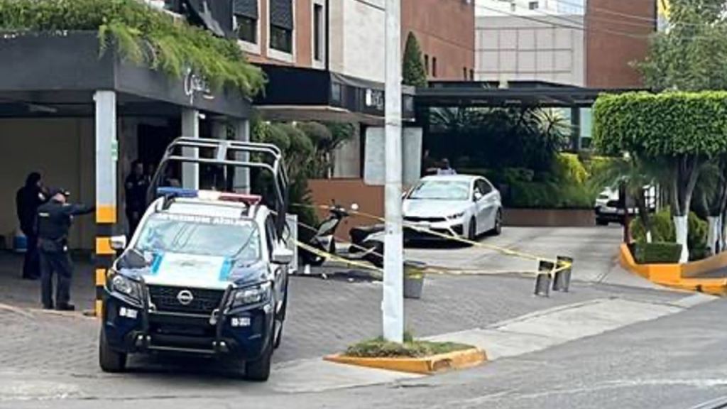 Un sujeto fue baleado y herido afuera de un restaurante en Satélite, lo que provocó una intensa movilización de la policía de Naucalpan