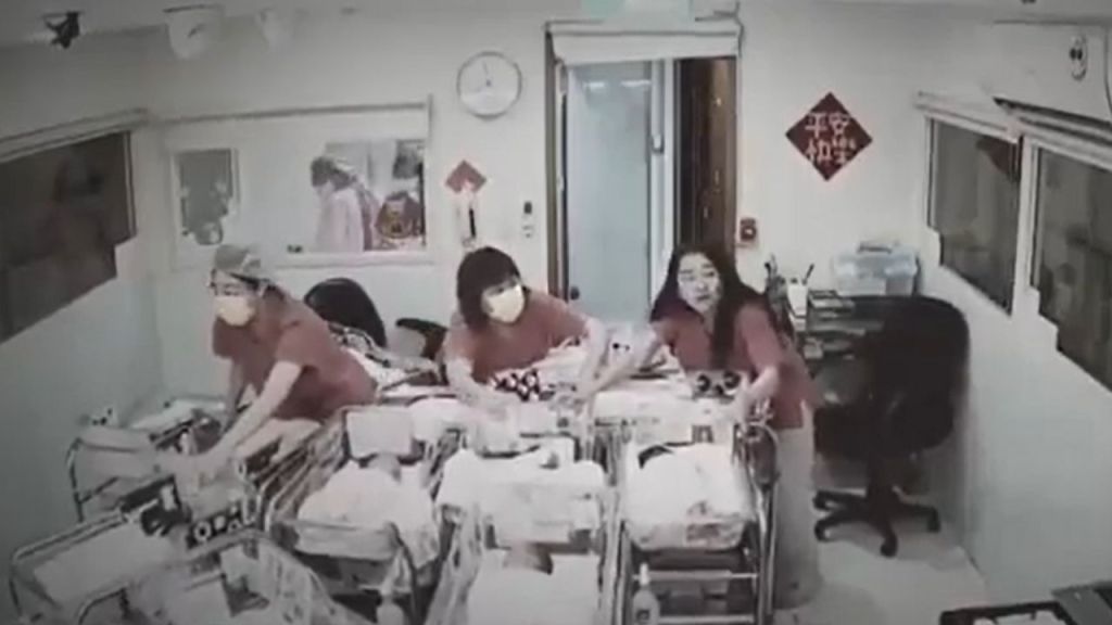 Enfermeras ponen en riesgo su vida con tal de proteger a unos bebés durante el terremoto en Taiwán
